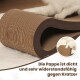 Calico-Katze liegt entspannt auf einer braunen, wellenförmigen Karton-Kratzliege, 'PetRhein'-Logo sichtbar.