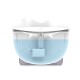 Une fontaine à eau pour animaux de compagnie avec un réservoir transparent montrant de l'eau bleue, avec un dessus blanc et une pompe visible à l'intérieur.