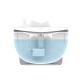 Une fontaine à eau pour animaux de compagnie avec un réservoir transparent montrant de l'eau bleue, avec un dessus blanc et une pompe visible à l'intérieur.