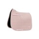 Hellrosa, gestepptes Sattelpad mit strukturiertem Muster und schwarzer Unterseite, mit kleinem Logo und Klettverschluss.