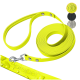 Helle gelbe Hundeleine mit glatter Textur, mit einem Metallclip und wasserabweisendem Design, sowie Farboptionen in Schwarz und Weiß.