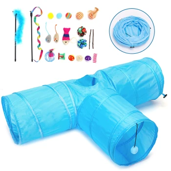Blauer Haustier-Spieltunnel mit mehreren Öffnungen, umgeben von verschiedenen bunten Katzenspielzeugen, darunter Zauberstäbe, Bälle und Plüschmäuse.