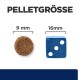 Bild zeigt zwei Haustierfutterpellets zum Größenvergleich: eine 9 mm runde Pellet links und einen 16 mm blauen Würfel rechts, beschriftet mit "PELLETGRÖSSE."