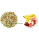 Ein Haufen bunter Haustierfutterpellets aus verschiedenen Zutaten, mit einem runden Ausschnitt, der frische Früchte wie Bananen, Äpfel und Erdbeeren zeigt.