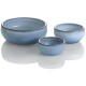 Drei keramische Fressnäpfe in verschiedenen Größen, mit einer glatten blauen Glasur und einem kontrastierenden Rand, der Licht auf einer weißen Oberfläche reflektiert.
