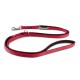 Rote Wolters Hundeleine mit reflektierenden Nähten und Metallclips, aufgewickelt auf weißem Hintergrund.