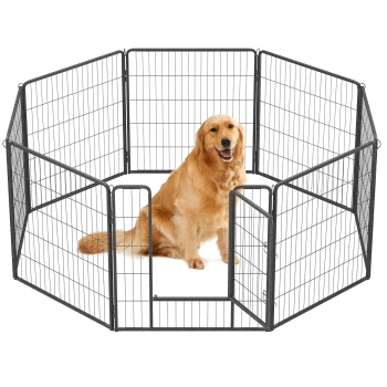 Ein Golden Retriever sitzt in einem schwarzen Metallspielplatz für Haustiere mit achteckiger Form und einer Tür, entworfen für die Unterbringung von Haustieren.