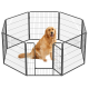 Ein Golden Retriever sitzt in einem schwarzen Metallspielplatz für Haustiere mit achteckiger Form und einer Tür, entworfen für die Unterbringung von Haustieren.