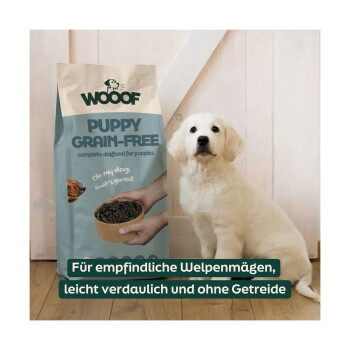 Weißer Welpe neben einem WOOOF 'PUPPY GRAIN-FREE' Hundefutterbeutel; deutscher Banner mit der Aufschrift 'Für empfindliche Welpenmägen.'