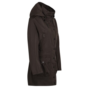 Eine Seitenansicht einer braunen wasserdichten Jacke mit Kapuze, die über Knöpfe, Taschen und Zugbänder zur Anpassung verfügt.