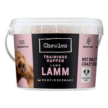 Behälter mit Chewies Hundetraining-Leckerlis, beschriftet mit 'Lamm', getreidefrei, hergestellt in Deutschland, mit einem verspielten Hundebild und dem Text 'Trainings Happen.'