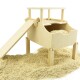 Holzhaustierhaus mit einer Rampe und einer oberen Plattform, umgeben von Bettmaterial. Ideal für kleine Tiere.