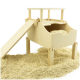 Holzhaustierhaus mit einer Rampe und einer oberen Plattform, umgeben von Bettmaterial. Ideal für kleine Tiere.