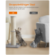 Zwei Katzen kratzen, eine an einem Sisal-Kratzpfosten mit der Aufschrift „Mit“, die andere an einem Sofa mit der Aufschrift „Ohne“.