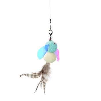 Jouet suspendu pour chat : oiseau pompon bleu et crème avec ailes iridescentes bleu/rose, œil mobile, queue en plume et clip métallique.