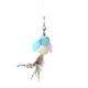 Jouet suspendu pour chat : oiseau pompon bleu et crème avec ailes iridescentes bleu/rose, œil mobile, queue en plume et clip métallique.