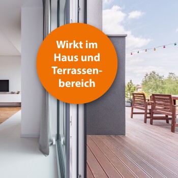 Modernes Wohninterieur, das zu einer Außenterrasse führt, mit einem großen orangefarbenen Kreis, der "Wirkt im Haus und Terrassenbereich" anzeigt.