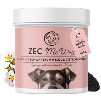 Behälter mit ZEC Mc Weg Hundefutterpulver mit schwarzem Kümmelöl und Cistus-Kraut, mit einem zwinkernden Hund und floralen Akzenten.