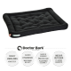 Schwarzes Haustierbett von Doctor Bark, mit einem gepolsterten Design, mit Text, der seine Haltbarkeit, Waschbarkeit und allergikerfreundlichen Materialien hervorhebt.