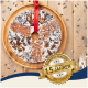Ein runder Vogelfutterkuchen mit einem roten Band auf einem Holzbrett, umgeben von Sonnenblumenkernen und einem "Best Quality"-Abzeichen.