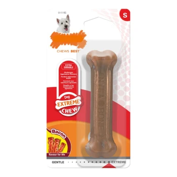 Hundekauspielzeug in Form eines Knochens, beschriftet mit "Extreme Chew" und "Extra Durable" sowie "Bacon-Geschmack für das Leben".