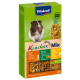 Vitakraft Kräcker Mix pour cobayes, avec une photo d'un cobaye et trois couches de friandises avec du miel, des légumes et des agrumes.