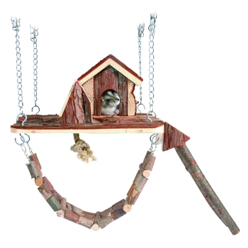 Eine Holzvogelhaus-Schaukel mit einem kleinen Vogel, der herausblickt, mit natürlichen Rinde-Texturen und hängenden Ketten.
