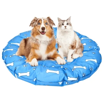 Ein Hund und eine Katze sitzen zusammen auf einem runden blauen Haustierbett, das mit weißen Knochen- und Pfotenabdrücken dekoriert ist.