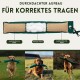 Brauner Hund läuft auf Gras und trägt ein grünes Trainingsdummy im Maul, unscharfer Waldhintergrund.