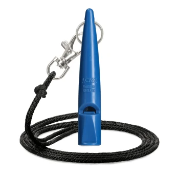 Blaues ACME-Hundepfeife mit schwarzem Trageband und Metallclip, hergestellt in England, isoliert auf weißem Hintergrund.