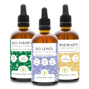 Drei Flaschen mit Haustierergänzungen: Bio-Hanföl, Bio-Leinsamenöl und Bierhefe, jede mit Zutaten und Vorteilen beschriftet.