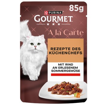 Purina Gourmet A la Carte 85g Katzenfutter‑Beutel, weiße langhaarige Katze, Rindfleisch auf Teller, Text ‚Rezepte des Küchenchefs‘