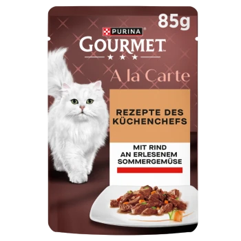 Purina Gourmet A la Carte 85g Katzenfutter‑Beutel, weiße langhaarige Katze, Rindfleisch auf Teller, Text ‚Rezepte des Küchenchefs‘