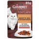 Purina Gourmet A la Carte 85g Katzenfutter‑Beutel, weiße langhaarige Katze, Rindfleisch auf Teller, Text ‚Rezepte des Küchenchefs‘