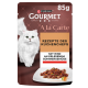 Purina Gourmet A la Carte 85g Katzenfutter‑Beutel, weiße langhaarige Katze, Rindfleisch auf Teller, Text ‚Rezepte des Küchenchefs‘