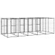 Ein großes, modulares Außengehege für Haustiere aus schwarzem Metallgitter, mit mehreren Abschnitten und Türen für einfachen Zugang.