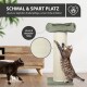 Zwei Katzen an einem hohen Sisal-Kratzbaum mit grünen Polstern; Text: 'SCHMAL & SPART PLATZ'; robust & strapazierfähig.