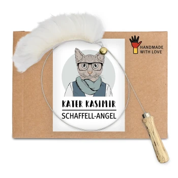 Eine Pappverpackung mit einer Illustration von Kater Kasimir, einer Katze mit Brille und Schal, mit "KATER KASIMIR" und "HANDMADE WITH LOVE."