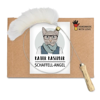 Eine Pappverpackung mit einer Illustration von Kater Kasimir, einer Katze mit Brille und Schal, mit "KATER KASIMIR" und "HANDMADE WITH LOVE."