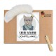 Eine Pappverpackung mit einer Illustration von Kater Kasimir, einer Katze mit Brille und Schal, mit "KATER KASIMIR" und "HANDMADE WITH LOVE."