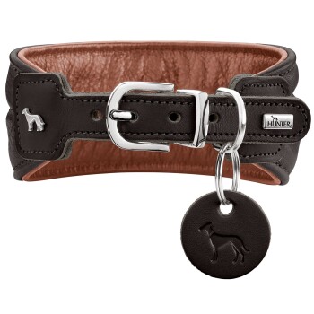 Dunkelbraunes, gepolstertes Lederhalsband mit silberner Schnalle, rundem, geprägtem Hundemarken-Anhänger und Metalllogo 'HUNTER'.