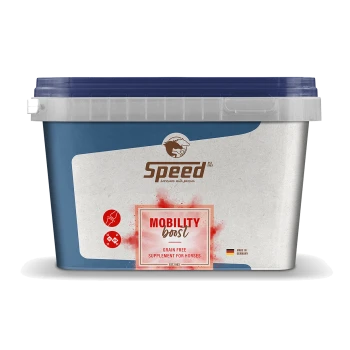 Behälter von "Speed Mobility Boost", einem getreidefreien Ergänzungsmittel für Pferde, mit einem blauen Deckel und roten Akzenten, beschriftet mit "Hergestellt in Deutschland."