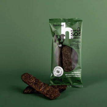 Hundeleckerlis in einer grünen Verpackung mit dem Aufdruck "hanfred" und dem Gesicht eines Hundes, mit "Fleischsnack für Hunde" und "wild" auf der Vorderseite.