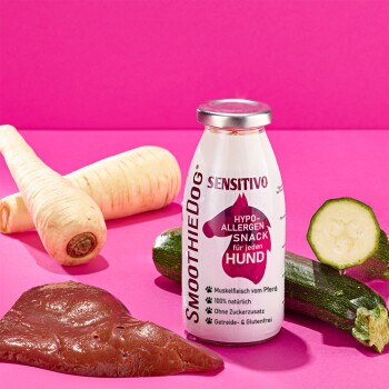 Flasche SmoothieDog Sensitivo hypoallergenes Snack für Hunde, umgeben von Pastinaken, Zucchini und Fleisch auf einem rosa Hintergrund.
