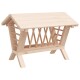 Holz-Futterstation für Haustiere mit einem schrägen Dach und offenen Seiten, entworfen für einfachen Zugang und Fütterung.