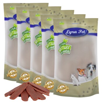 Fünf Tüten Lyra Pet natürliche Haustierleckerlis, mit einem Haufen Leckerli-Scheiben davor, mit Bildern von Hunden und Katzen auf der Verpackung.