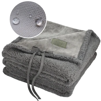 Grau Haustierdecke mit einer weichen, flauschigen Textur, mit einem gebundenen Band und einem Logo-Patch; im Bild sind Wassertropfen auf dem Stoff zu sehen.