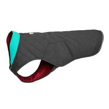 Ein stilvoller Hundemantel mit einem gesteppten grauen Außenmaterial, einem hellen türkisfarbenen Kragen und einem roten Innenfutter.