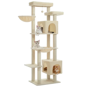 Ein beiger Kratzbaum mit drei Katzen: einer grauen getigerten auf einem Regal, einer weißen Katze in einer Hängematte und einer orangefarbenen Katze in einem Fach.