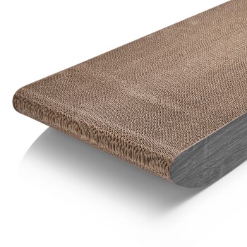 Eine Nahaufnahme eines rechteckigen Katzenkratzbretts mit einer strukturierten, gewebten Oberfläche und abgerundeten Kanten, auf einem weißen Hintergrund.